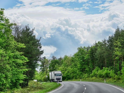 29.-Perusahaan-Jasa-Sewa-Truk-Hino-di-Jakarta-Pixabay-Schwoaze