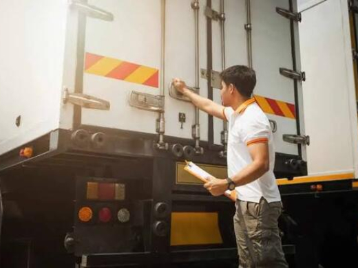 Sopir Membantu Proses Loading Barang