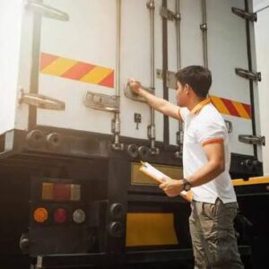 Sopir Membantu Proses Loading Barang