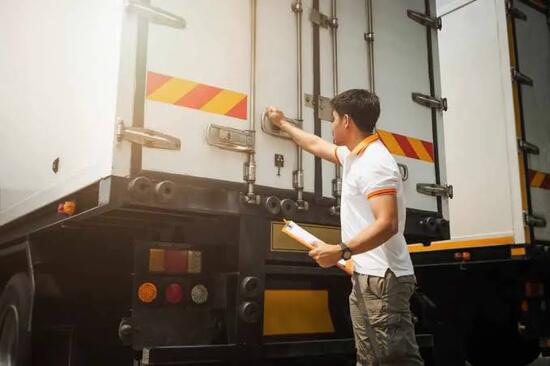 Sopir Membantu Proses Loading Barang
